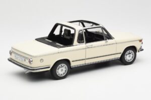 BMW 2002 Baur Кабриолет E10 Chamonix Бял AUTOart 1:18 70532 Метал — снимка 3 от 8