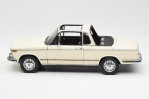 BMW 2002 Baur Кабриолет E10 Chamonix Бял AUTOart 1:18 70532 Метал — снимка 4 от 8