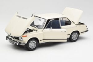 BMW 2002 Бял Kyosho 1:18 08541W Метал — снимка 2 от 8