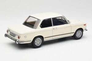 BMW 2002 Бял Kyosho 1:18 08541W Метал — снимка 3 от 8