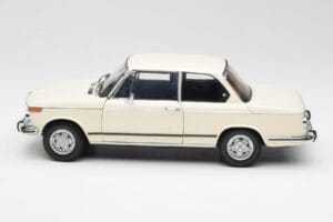 BMW 2002 Бял Kyosho 1:18 08541W Метал — снимка 4 от 8