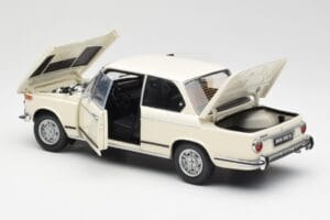 BMW 2002 Бял Kyosho 1:18 08541W Метал — снимка 5 от 8