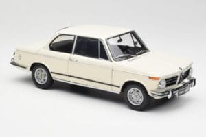 BMW 2002 Бял Kyosho 1:18 08541W Метал — снимка 6 от 8
