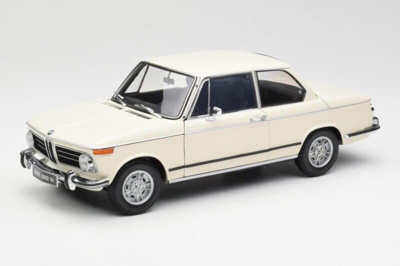 BMW 2002 Бял Kyosho 1:18 08541W Метал