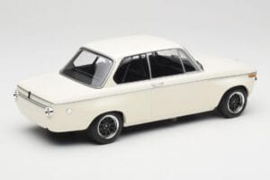 BMW 2002 Бял Plain Body Version Minichamps 1:18 155702600 Метал — снимка 2 от 6