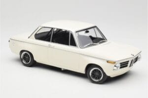 BMW 2002 Бял Plain Body Version Minichamps 1:18 155702600 Метал — снимка 4 от 6