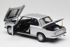 BMW 2002tii Сребрист AUTOart 1:18 80430151479 Метал — снимка 5 от 8