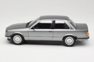 BMW 323i E30 Grey Metallic Minichamps 1:18 155026006 Метал — снимка 3 от 6