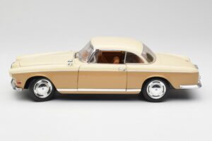 BMW 503 Бежов Revell 1:18 8832 Метал — снимка 4 от 8