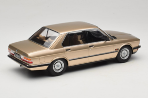 BMW 520i E28 Gold Metallic IXO 1:18 18CMC184 Метал — снимка 2 от 6