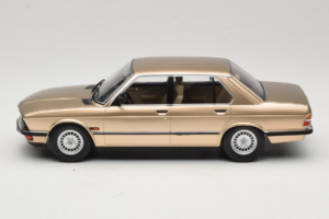 BMW 520i E28 Gold Metallic IXO 1:18 18CMC184 Метал — снимка 3 от 6