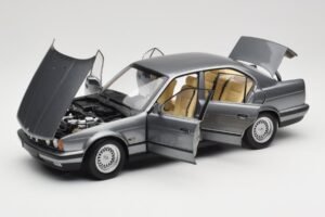 BMW 535i E34 Сив Metallic Minichamps 1:18 100024008 Метал — снимка 2 от 8
