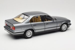 BMW 535i E34 Сив Metallic Minichamps 1:18 100024008 Метал — снимка 3 от 8