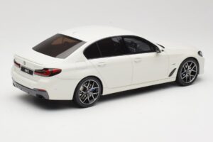 BMW 545e xDrive M-Sport G30 Бял GT Spirit 1:18 GT496 Смола — снимка 2 от 6