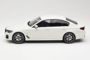 BMW 545e xDrive M-Sport G30 Бял GT Spirit 1:18 GT496 Смола — снимка 3 от 6