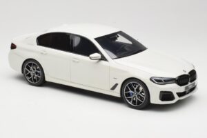 BMW 545e xDrive M-Sport G30 Бял GT Spirit 1:18 GT496 Смола — снимка 4 от 6