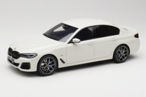 BMW 545e xDrive M-Sport G30 Бял GT Spirit 1:18 GT496 Смола