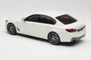 BMW 545e xDrive M-Sport G30 Бял GT Spirit 1:18 GT496 Смола — снимка 5 от 6