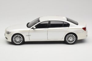 BMW 7 Series F02 760Li Brilliant White Kyosho 1:18 08783BRW Метал — снимка 4 от 8