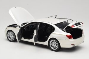 BMW 7 Series F02 760Li Brilliant White Kyosho 1:18 08783BRW Метал — снимка 5 от 8