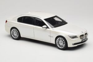 BMW 7 Series F02 760Li Brilliant White Kyosho 1:18 08783BRW Метал — снимка 6 от 8