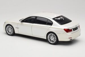 BMW 7 Series F02 760Li Brilliant White Kyosho 1:18 08783BRW Метал — снимка 7 от 8