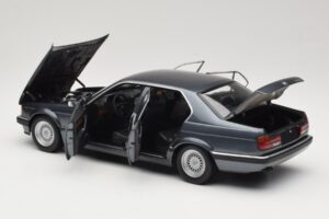BMW 730i E32 Grey Metallic Minichamps 1:18 100023005 Метал — снимка 5 от 8