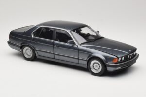 BMW 730i E32 Grey Metallic Minichamps 1:18 100023005 Метал — снимка 6 от 8