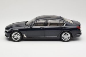 BMW 750Li F02 Imperial Blue Paragon 1:18 80432405586 Метал — снимка 4 от 8