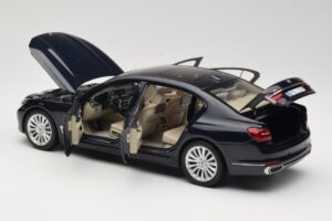 BMW 750Li F02 Imperial Blue Paragon 1:18 80432405586 Метал — снимка 5 от 8