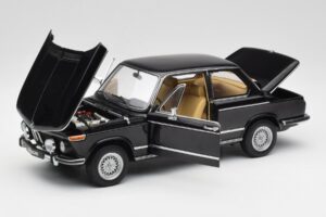 BMW 2002 L E10 Черен AUTOart 1:18 70603 Метал — снимка 2 от 8
