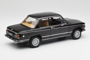 BMW 2002 L E10 Черен AUTOart 1:18 70603 Метал — снимка 3 от 8
