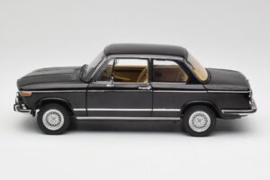 BMW 2002 L E10 Черен AUTOart 1:18 70603 Метал — снимка 4 от 8