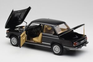 BMW 2002 L E10 Черен AUTOart 1:18 70603 Метал — снимка 5 от 8