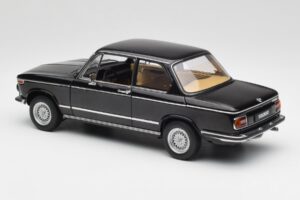 BMW 2002 L E10 Черен AUTOart 1:18 70603 Метал — снимка 7 от 8