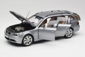BMW 545i E61 Touring Светлосив Kyosho 1:18 80430308414 Метал — снимка 2 от 8