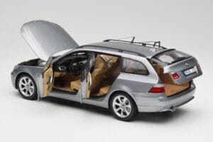 BMW 545i E61 Touring Светлосив Kyosho 1:18 80430308414 Метал — снимка 5 от 8