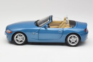 BMW Z4 E85 Maldives Blue Bburago 1:18 34046BLUE Метал — снимка 4 от 8