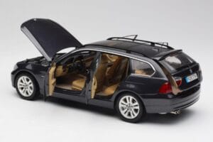 BMW 330i E91 Touring Тъмносив Kyosho 1:18 80430394360 Метал — снимка 5 от 8