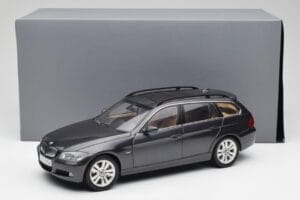 BMW 330i E91 Touring Тъмносив Kyosho 1:18 80430394360 Метал — снимка 8 от 8