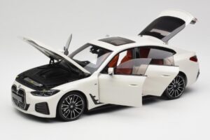 BMW i4 M50 G26 Alpine White Minichamps 1:18 110023011 Метал — снимка 2 от 8