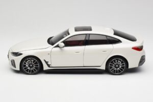 BMW i4 M50 G26 Alpine White Minichamps 1:18 110023011 Метал — снимка 4 от 8