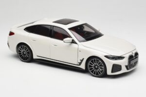 BMW i4 M50 G26 Alpine White Minichamps 1:18 110023011 Метал — снимка 6 от 8