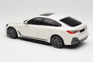 BMW i4 M50 G26 Alpine White Minichamps 1:18 110023011 Метал — снимка 7 от 8