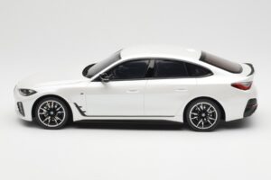 BMW i4 M50 G26 Mineral Бяло Металик Otto 1:18 OT1074 Смола — снимка 3 от 6