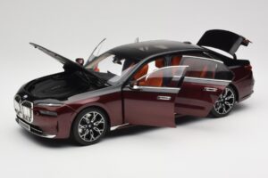 BMW i7 G70 Black & Red Metallic Minichamps 1:18 110023201 Метал — снимка 2 от 8