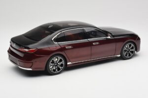 BMW i7 G70 Black & Red Metallic Minichamps 1:18 110023201 Метал — снимка 3 от 8