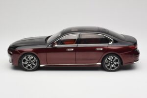 BMW i7 G70 Black & Red Metallic Minichamps 1:18 110023201 Метал — снимка 4 от 8
