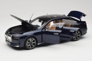 BMW i7 G70 Blue Metallic Minichamps 1:18 110023202 Метал — снимка 2 от 8