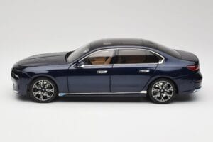 BMW i7 G70 Blue Metallic Minichamps 1:18 110023202 Метал — снимка 4 от 8
